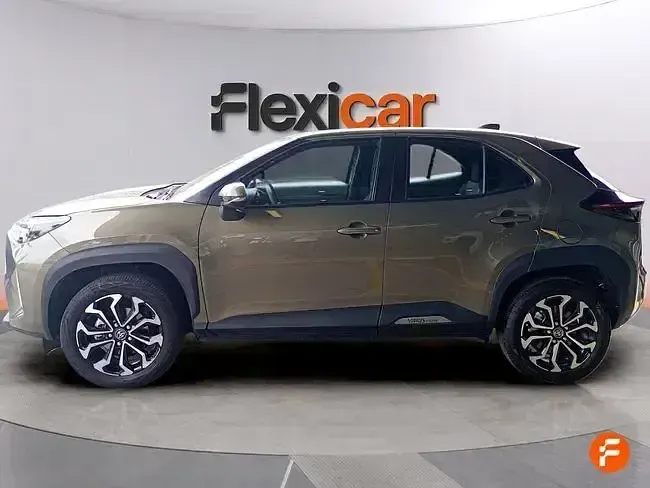 Usado Toyota Yaris Active 116 CV (85 kW) 2021 Beige Utilitario