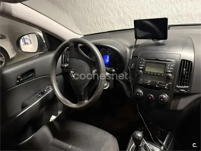 Usado Hyundai i30 Comfort 109 CV (80 kW) 2010 Gris / plata Berlina