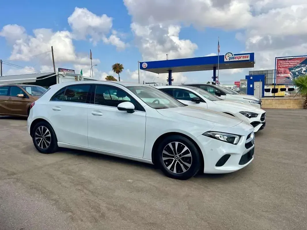 Usado Mercedes A180 Advanced 116 CV (85 kW) 2022 Blanco Utilitario