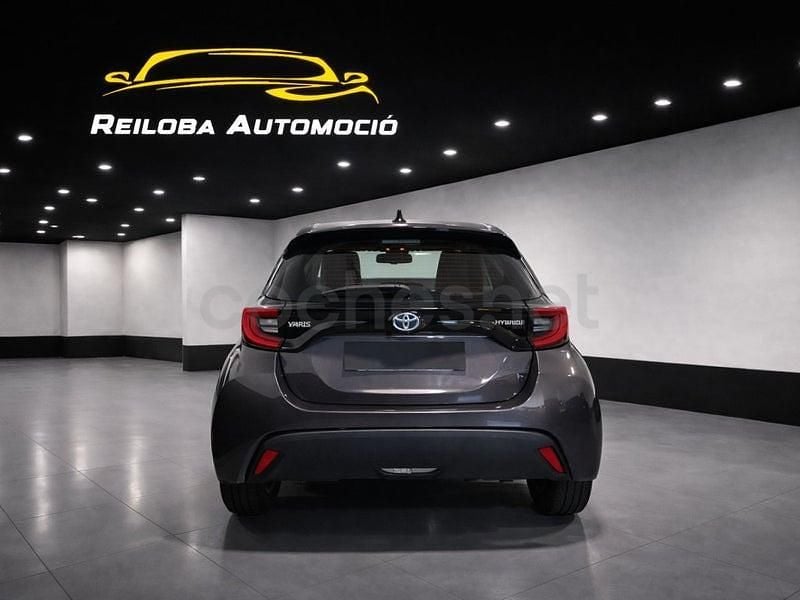 Usado Toyota Yaris Hybrid Active 116 CV (85 kW) 2021 Gris / plata Berlina