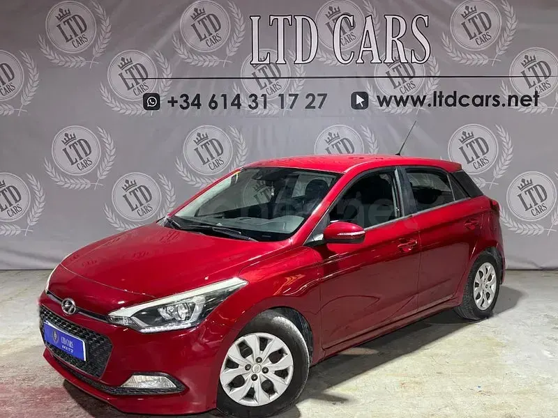 Usado Hyundai i20 75 CV (55 kW) 2015 Rojo Berlina