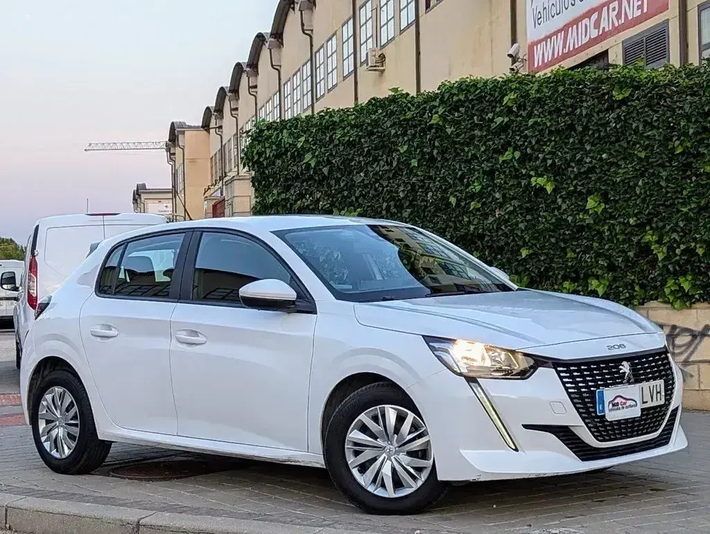 Usado Peugeot 208 Allure 100 CV (73 kW) 2021 Blanco Utilitario
