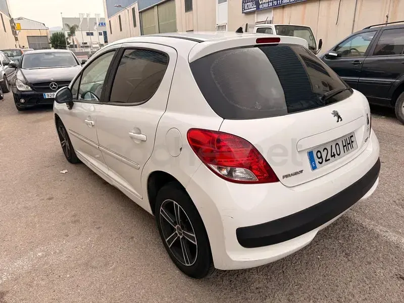 Usado Peugeot 207 Active 70 CV (51 kW) 2012 Blanco Berlina