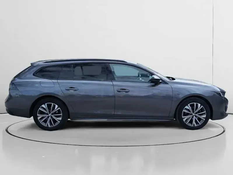 Usado Peugeot 508 SW Allure 130 CV (95 kW) 2022 Gris / plata Familiar