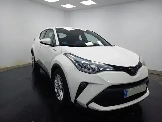Begagnad Toyota C-HR Active 122 HK (89 kW) 2020 Vit SUV