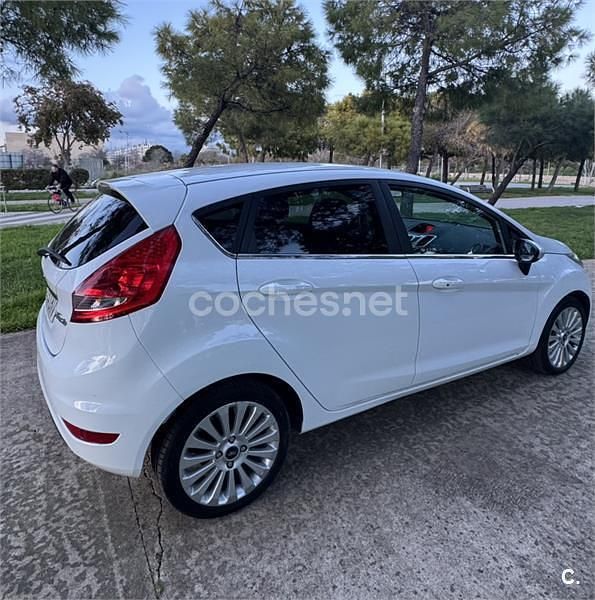 Usado Ford Fiesta Titanium 90 CV (66 kW) 2009 Blanco Utilitario
