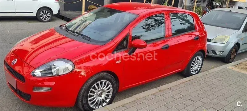 Usado Fiat Punto Pop 69 CV (50 kW) 2016 Rojo Utilitario