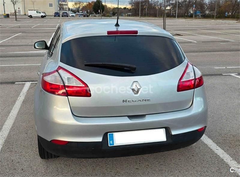 Usado Renault Mégane Dynamique 110 CV (80 kW) 2010 Gris / plata Berlina