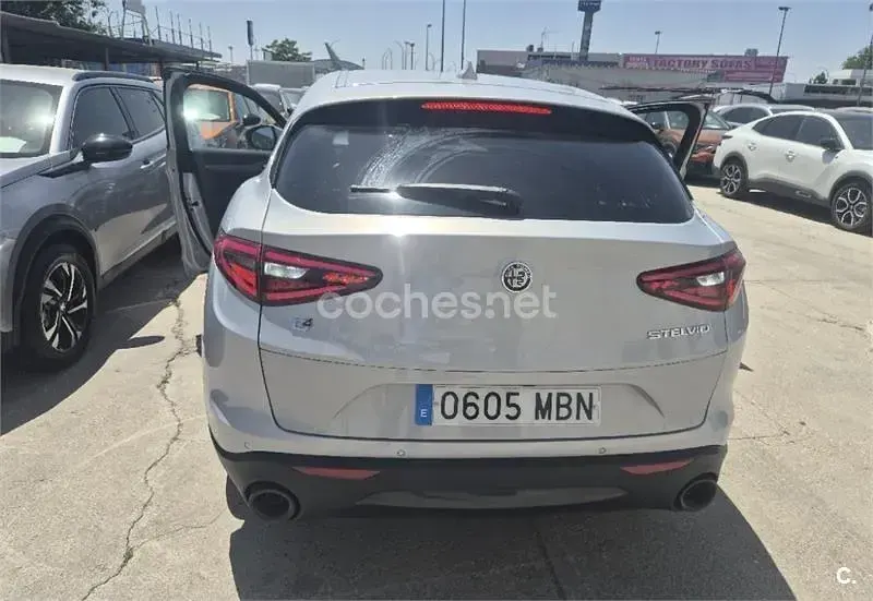 Usado Alfa Romeo Stelvio Sprint 190 CV (139 kW) 2022 Gris / plata SUV