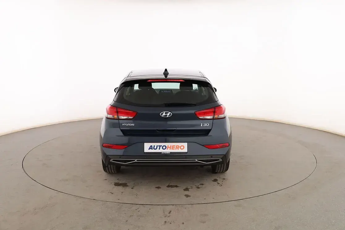 Usado Hyundai i30 110 CV (80 kW) 2022 Verde Berlina