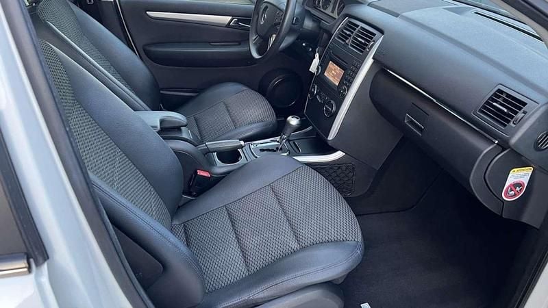 Usado Mercedes B180 109 CV (80 kW) 2011 Blanco Monovolumen