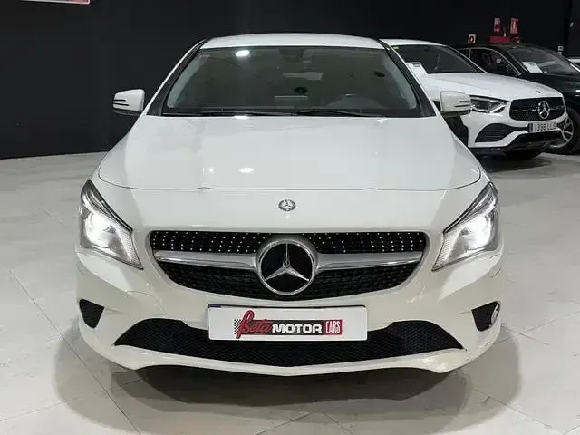 Usado Mercedes CLA200 Urban 136 CV (100 kW) 2016 Blanco Familiar