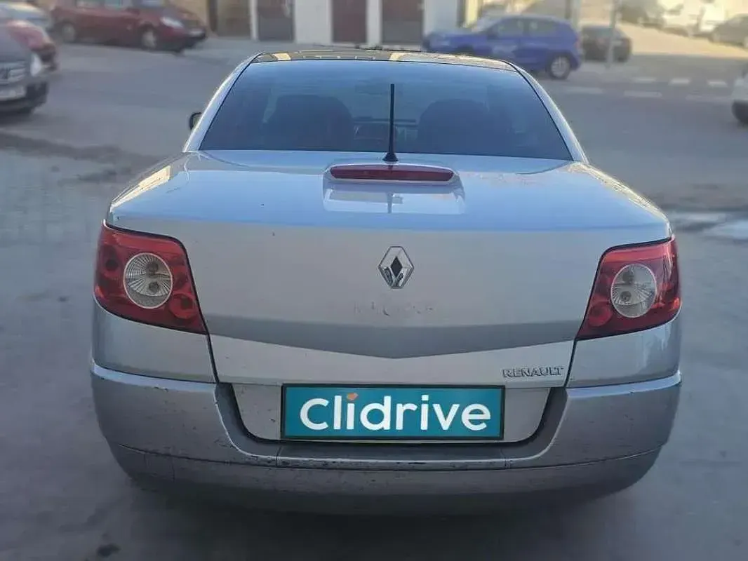 Usado Renault Mégane Cabriolet Dynamique 131 CV (96 kW) 2007 Gris / plata Descapotable