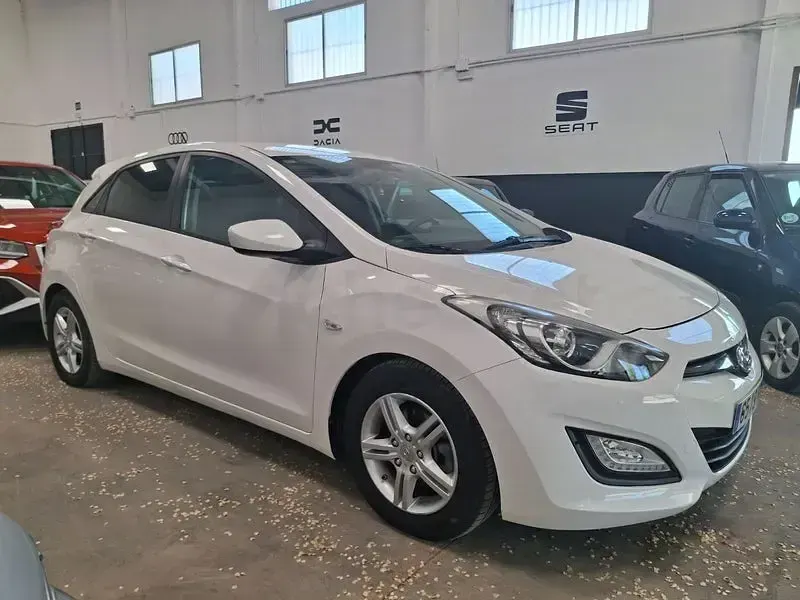 Usado Hyundai i30 90 CV (66 kW) 2014 Blanco Berlina