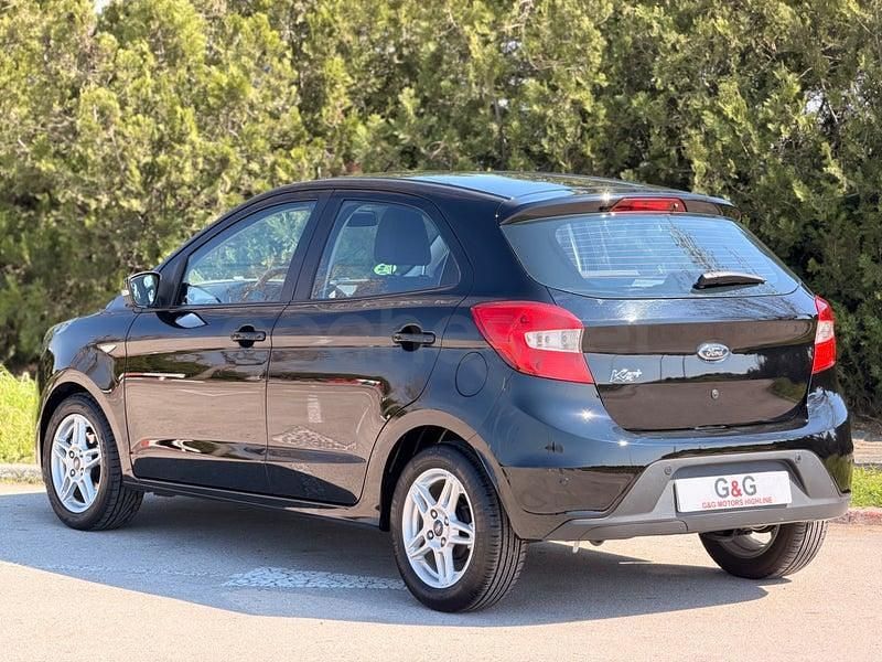 Usado Ford Ka Plus Ultimate 85 CV (62 kW) 2018 Negro Utilitario