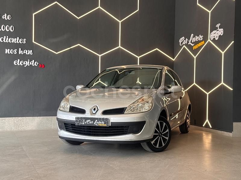 Usado Renault Clio II Authentique 75 CV (55 kW) 2007 Gris / plata Berlina