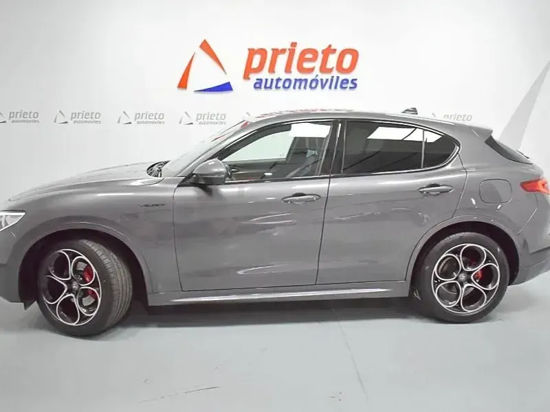 Usado Alfa Romeo Stelvio Veloce 210 CV (154 kW) 2022 Gris / plata SUV
