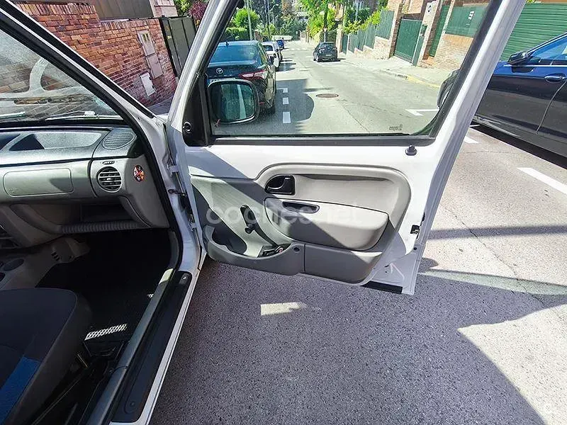 Usado Renault Kangoo 105 CV (77 kW) 2009 Blanco Monovolumen