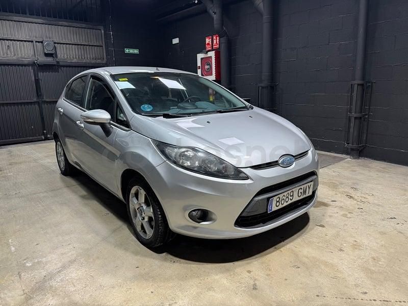 Usado Ford Fiesta Trend 82 CV (60 kW) 2009 Gris / plata Utilitario