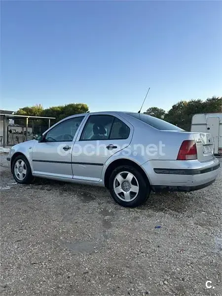 Usado VW Bora Conceptline 100 CV (73 kW) 2000 Gris / plata Berlina