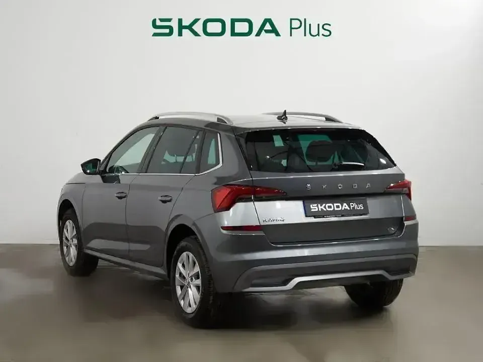 Usado Skoda Kamiq Ambition 110 CV (80 kW) 2023 Gris SUV