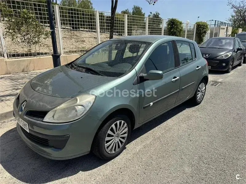 Usado Renault Clio II Privilege 85 CV (62 kW) 2008 Verde Berlina