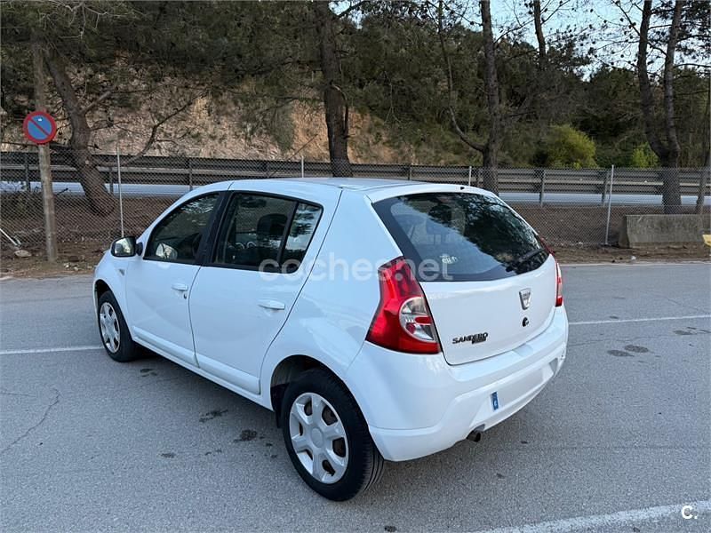 Usado Dacia Sandero Ambiance 75 CV (55 kW) 2011 Blanco Berlina