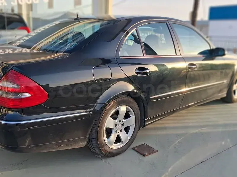 Usado Mercedes E270 Classic 177 CV (130 kW) 2003 Negro Berlina