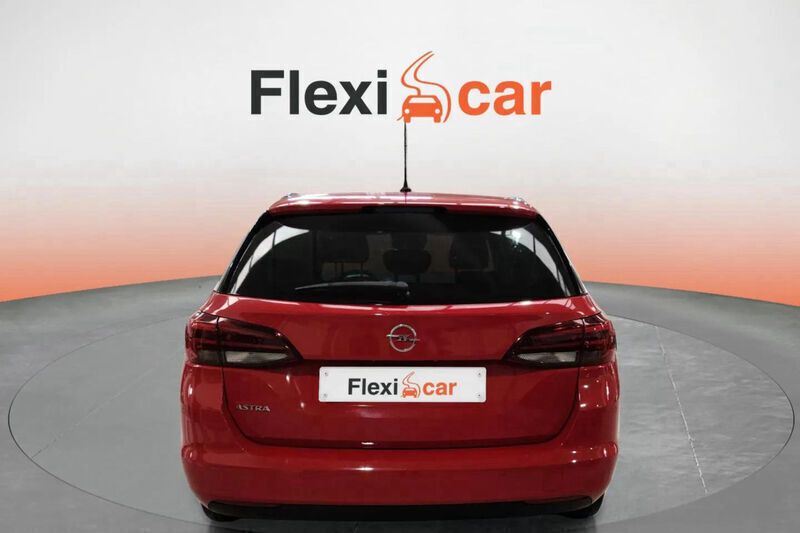 Usado Opel Astra Selective 110 CV (80 kW) 2019 Rojo Familiar