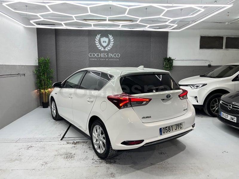 Usado Toyota Auris Hybrid Active 136 CV (100 kW) 2017 Blanco Berlina