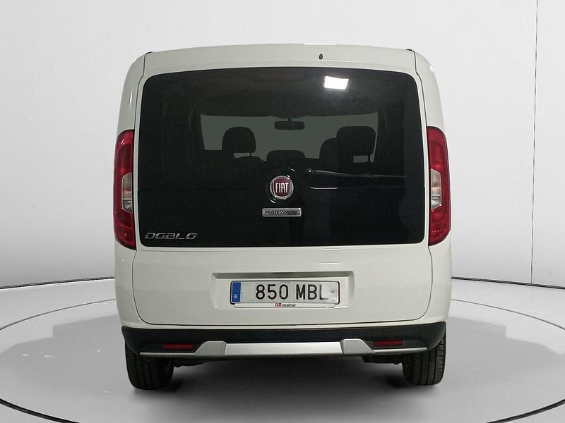 Usado Fiat Doblò Trekking 120 CV (88 kW) 2022 Blanco Monovolumen