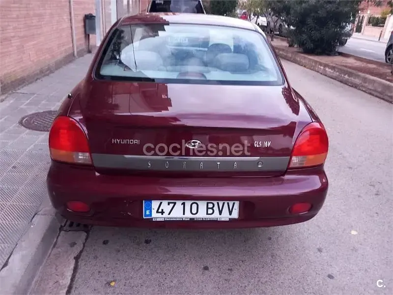 Usado Hyundai Sonata GLS 131 CV (96 kW) 2002 Granate Berlina