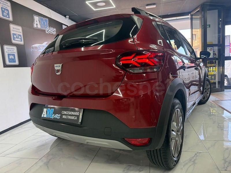 Usado Dacia Sandero Comfort 91 CV (66 kW) 2022 Granate Berlina