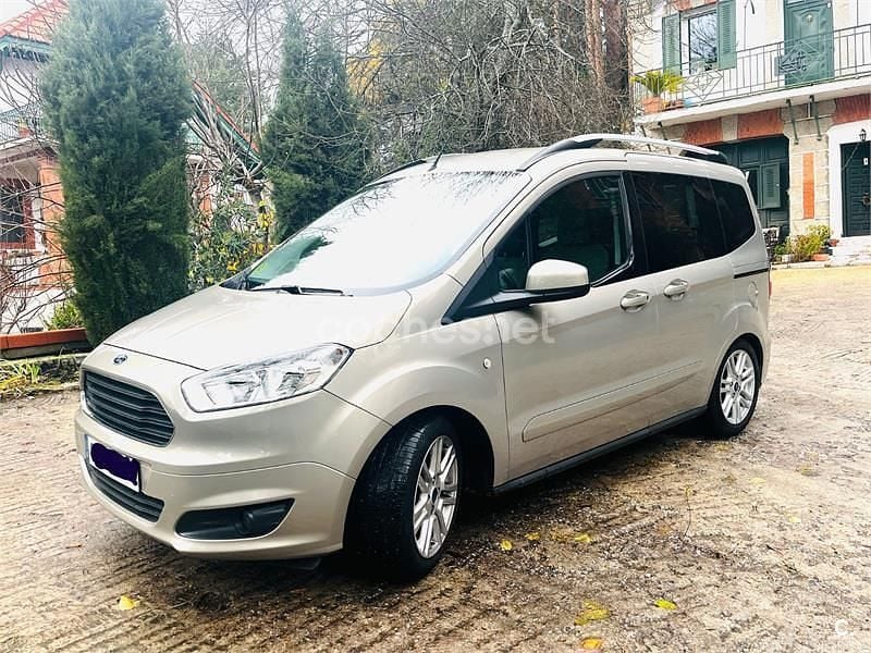 Usado Ford Tourneo Courier Titanium 95 CV (69 kW) 2015 Beige Monovolumen