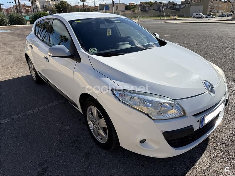 Usado Renault Mégane Dynamique 110 CV (80 kW) 2011 Blanco Berlina