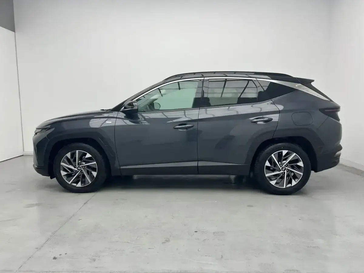 Usado Hyundai Tucson 136 CV (100 kW) 2021 Gris SUV