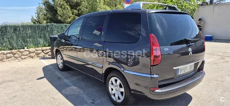Usado Peugeot 807 Style 136 CV (100 kW) 2014 Granate Monovolumen