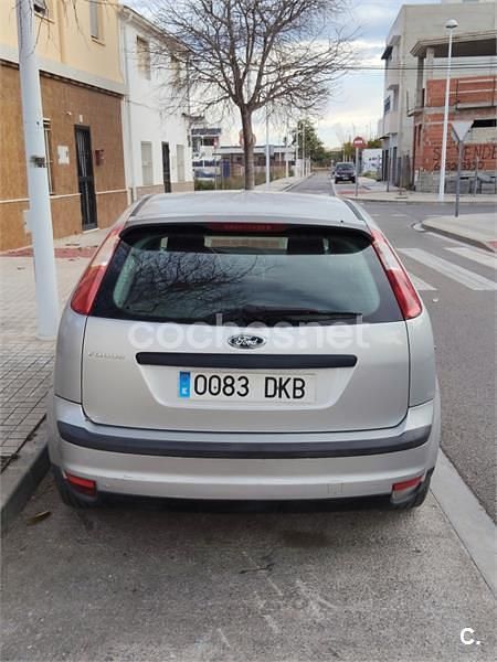 Usado Ford Focus Trend 100 CV (73 kW) 2005 Gris / plata Berlina