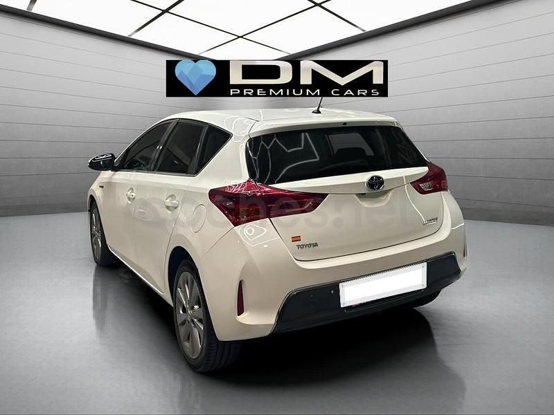 Usado Toyota Auris Hybrid Active 136 CV (100 kW) 2013 Blanco Berlina