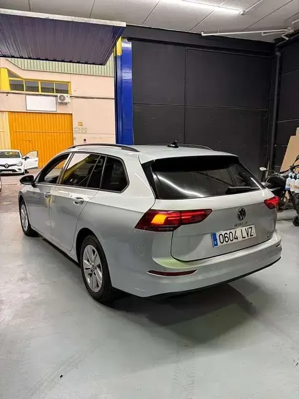 Usado VW Golf VIII Life 110 CV (80 kW) 2022 Gris Familiar
