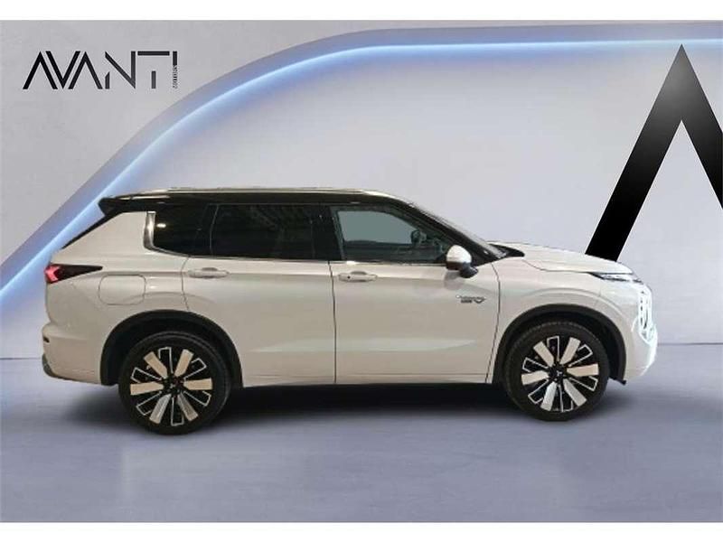 Usado Mitsubishi Outlander P-HEV 306 CV (225 kW) 2025 Varios colores SUV