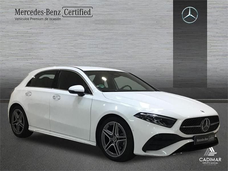 Usado Mercedes A180 AMG line 116 CV (85 kW) 2024 Blanco polar Berlina