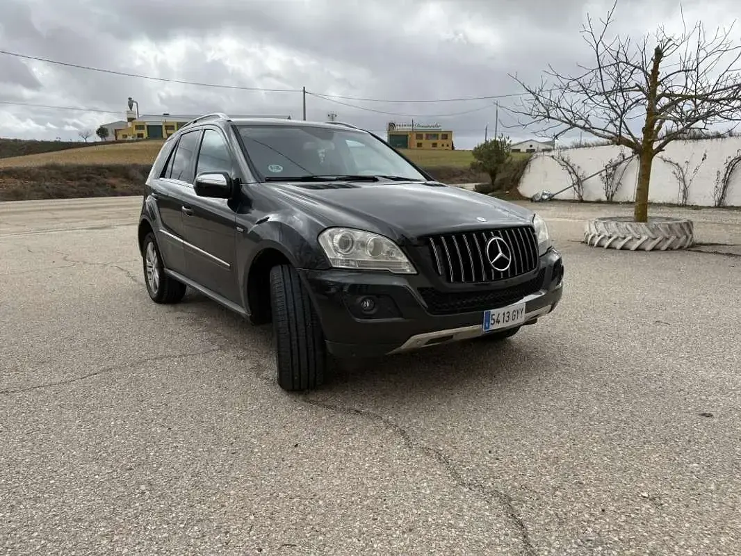 Käytetty Mercedes ML300 204 HP (150 kW) 2010 Musta Katumaasturi