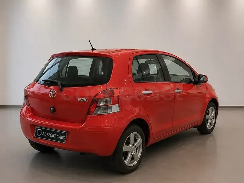 Usado Toyota Yaris Connect Style 101 CV (74 kW) 2010 Rojo Utilitario