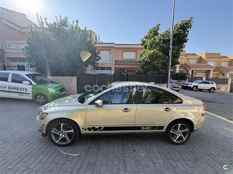 Usado Volvo S40 Momentum 136 CV (100 kW) 2005 Amarillo Berlina