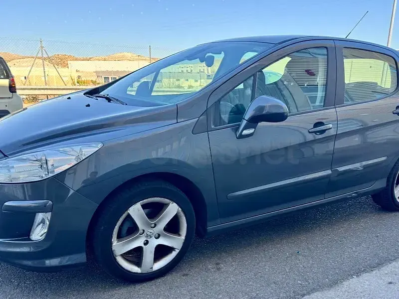 Usado Peugeot 308 Premium 110 CV (80 kW) 2009 Gris / plata Berlina