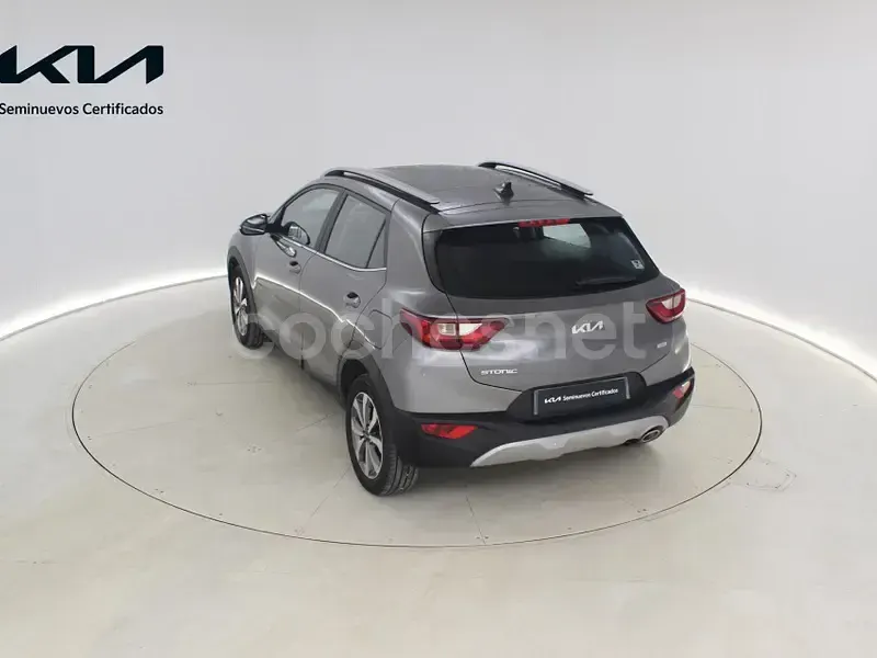 Usado Kia Stonic 100 CV (73 kW) 2025 Gris / plata SUV