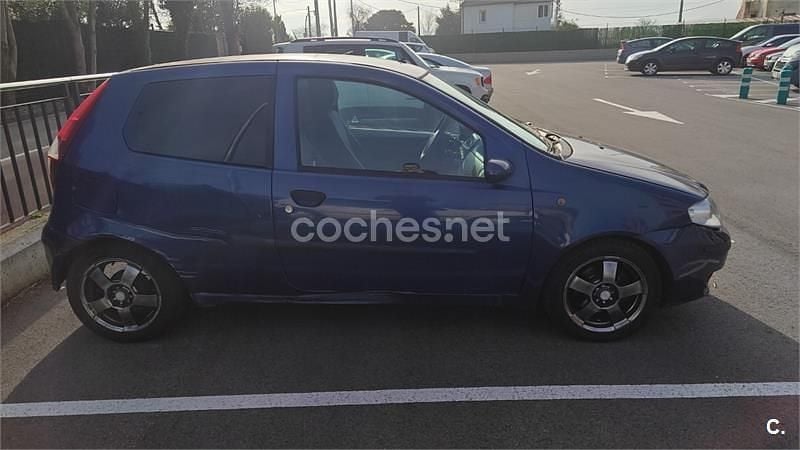 Usado Fiat Punto Dynamic 70 CV (51 kW) 2003 Azul Utilitario