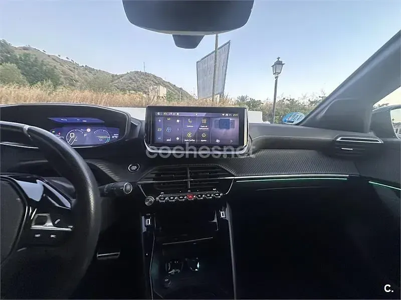 Usado Peugeot 208 GT 100 CV (73 kW) 2024 Amarillo Utilitario