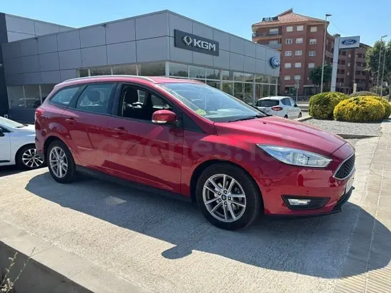Usado Ford Focus Trend 120 CV (88 kW) 2015 Granate Familiar